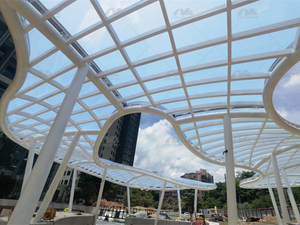 Struktura krytu střechy s tahem PTFE/ETFE