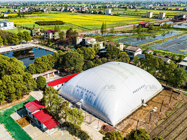 D&ocirc;me d'air sportif pour centre d'activit&eacute;s du village