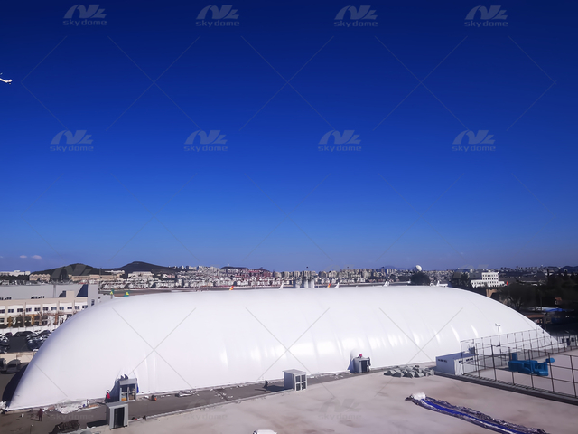 Grande c&uacute;pula infl&aacute;vel de futebol