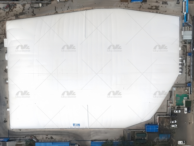 D&eacute;ploiement d'un d&ocirc;me d'air &agrave; grande port&eacute;e r&eacute;sistant aux intemp&eacute;ries pour une construction isol&eacute;e et silencieuse