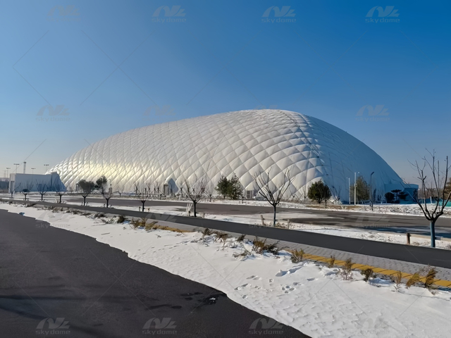 כיפת אוויר מתנפחת לכל מזג אוויר לאצטדיון כדורגל