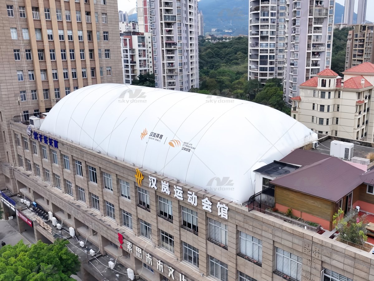 Biến những kh&ocirc;ng gian kh&ocirc;ng sử dụng th&agrave;nh địa điểm ph&ugrave; hợp với mọi thời tiết -- S&acirc;n vận động thể thao tr&ecirc;n s&acirc;n thượng